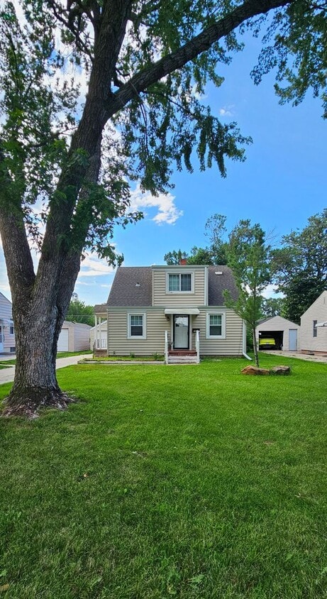 Primary Photo - 4 Bedroom House for rent