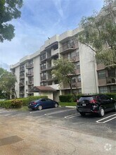 Building Photo - 2701 Riverside Dr