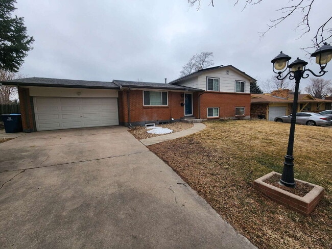 Spacious 5 Bed Home with Finished Basement, Multiple Living Areas & Private Backyard - Spacious 5 Bed Home with Finished Basement, Multiple Living Areas & Private Backyard