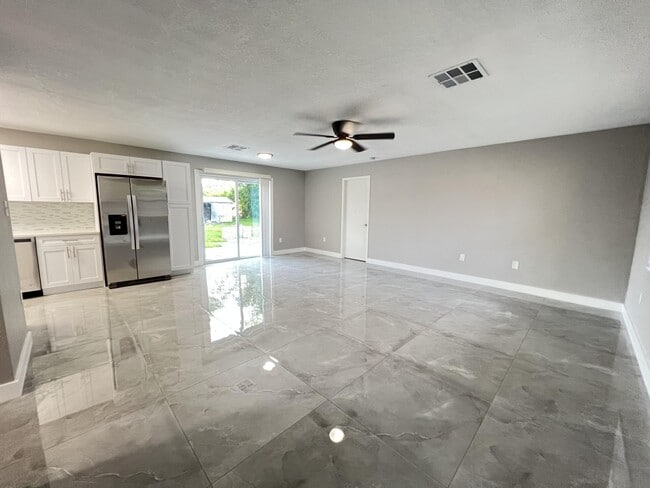 Foto del edificio - 4696 Collier Rd