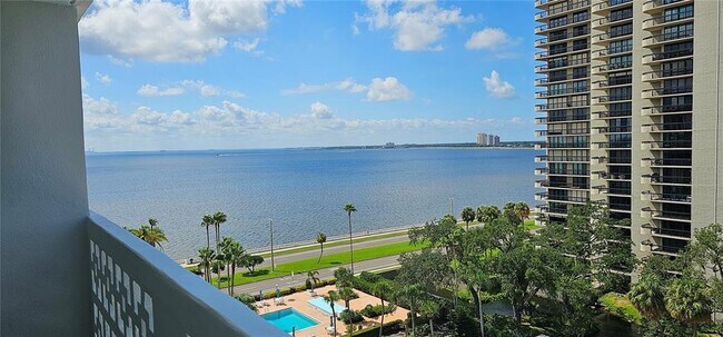 Foto del edificio - 2401 Bayshore Blvd