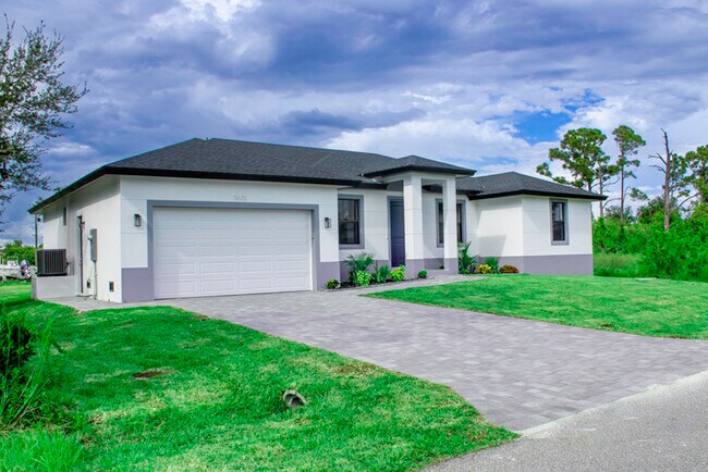 Foto del edificio - 15633 Lakeland Cir