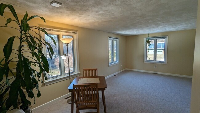 Building Photo - 12 Longmeadow Rd