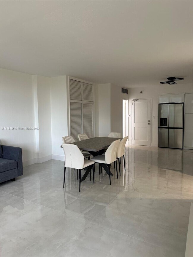 Foto del edificio - 10185 Collins Ave