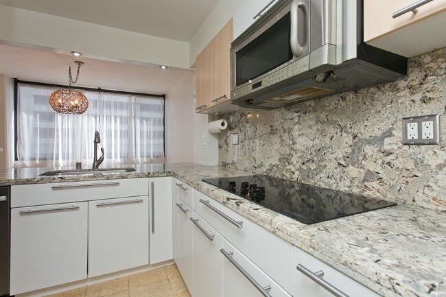Available NOW ! 2/2/2 in town! Beautiful a... - Available NOW ! 2/2/2 in town! Beautiful a... House
