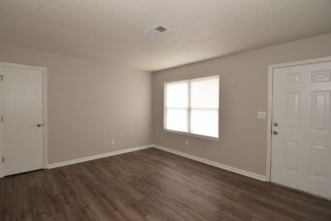 Building Photo - Updated 2 Bed/1 Bath Duplex For Rent