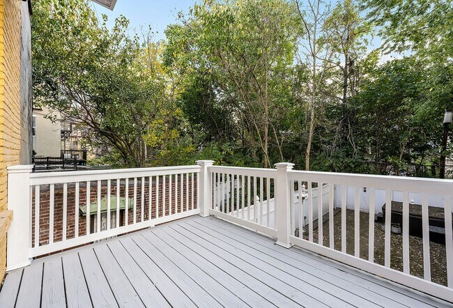 Foto del edificio - 908 Sterling Pl