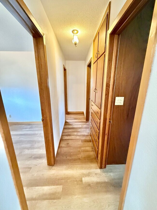 Building Photo - 4 Bedroom - 2 Bath Ranch Style Home with 2 car attached garage in Loveland, Colorado