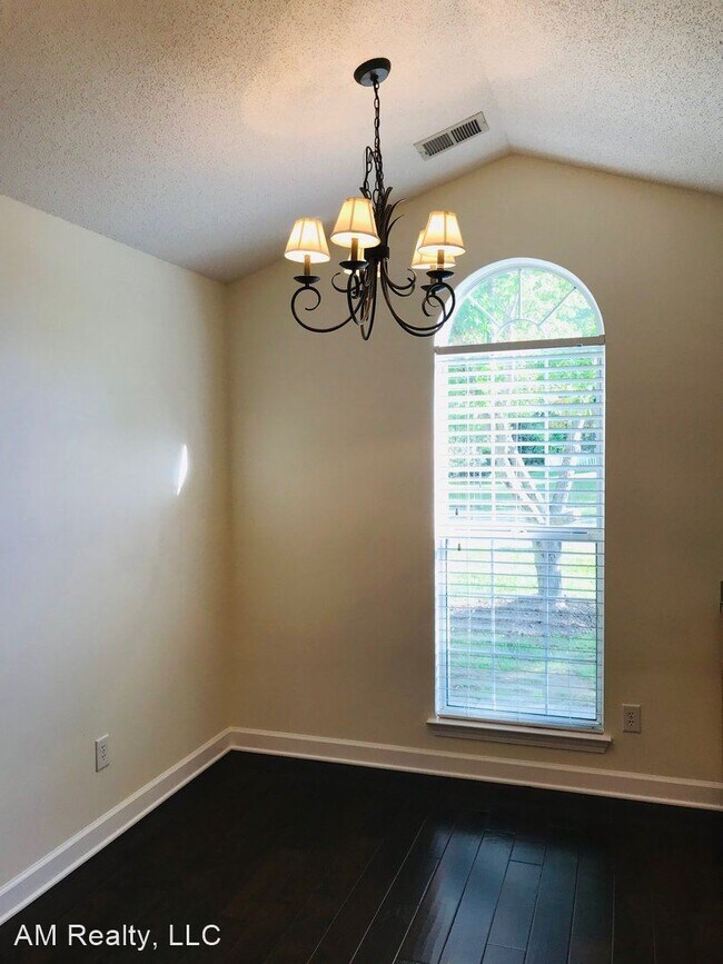 Building Photo - 10107 Northwoods Forest Dr