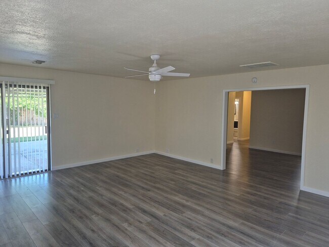 Foto del edificio - Remodeled 3 Bedroom 2 Bathroom Carmichael ...