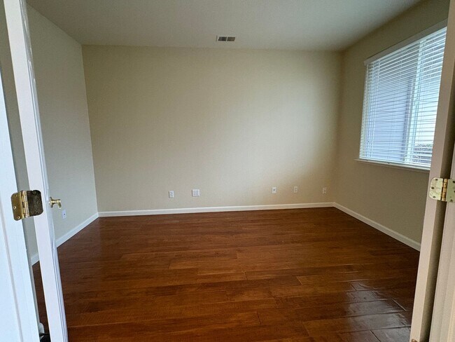 Building Photo - Gorgeous 4 Bedroom 2 Bath Home with Large ...