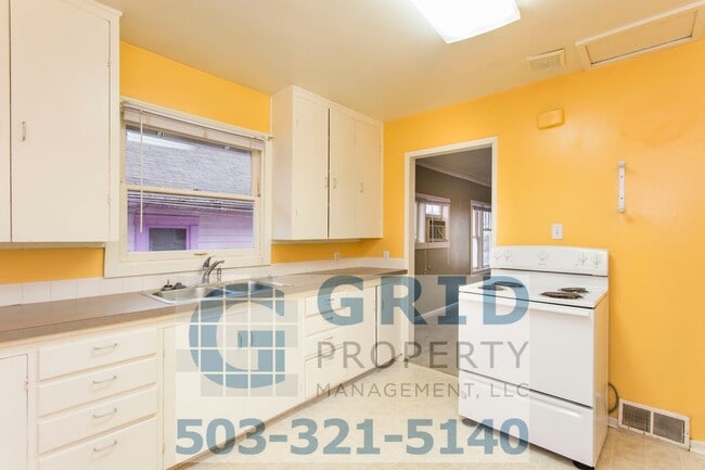Spacious Two Bedroom Home with Backyard - N Portland! - Spacious Two Bedroom Home with Backyard - N Portland!