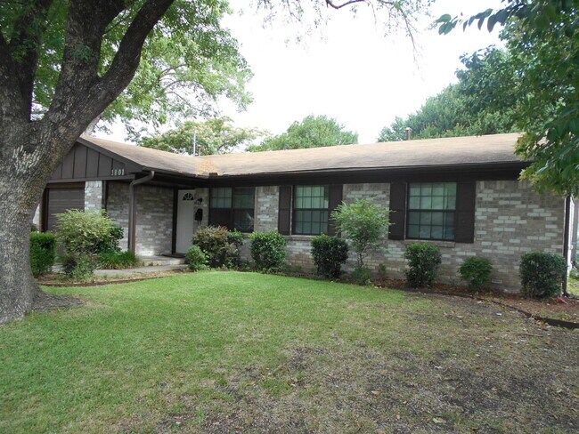 Photo - 1801 Meadowcrest Dr House