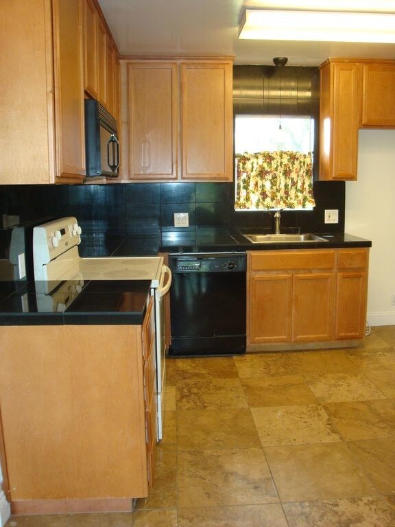 Building Photo - 1335 Ashwood Dr