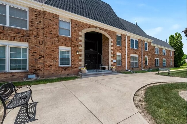 Building Photo - 2101 Chateau Ct