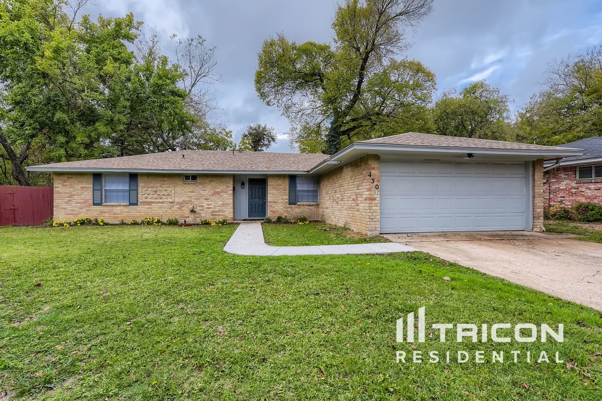 Foto principal - 430 Shorewood Dr
