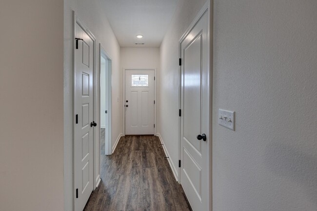 Building Photo - 707 Short Leaf Ln