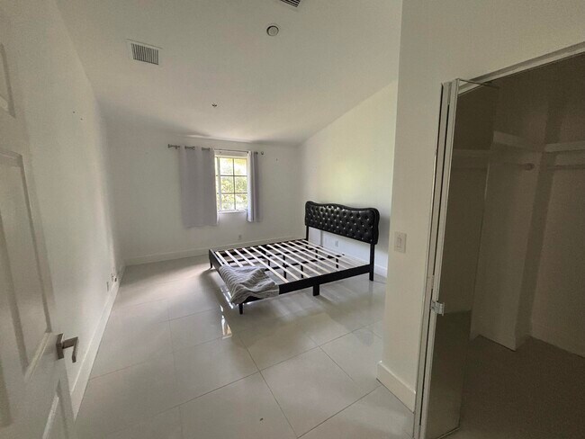 Foto del edificio - 1734 NE 6th St