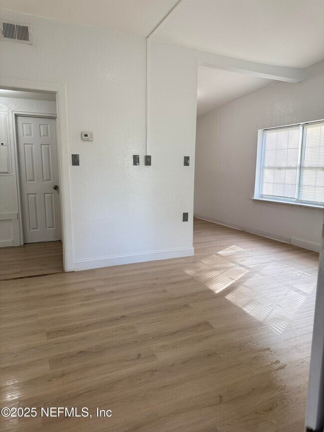 Foto del edificio - 2584 Wisteria St