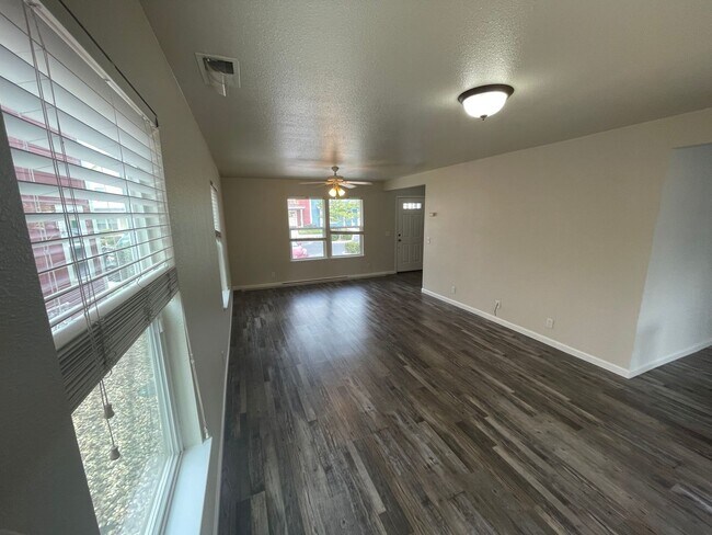 Foto del edificio - Updated 3 Bed 2 Bath Townhome Located at H...