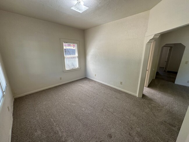 Building Photo - 615 16th St