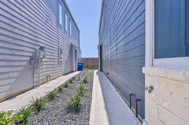 Building Photo - 2402 Shoreline Dr