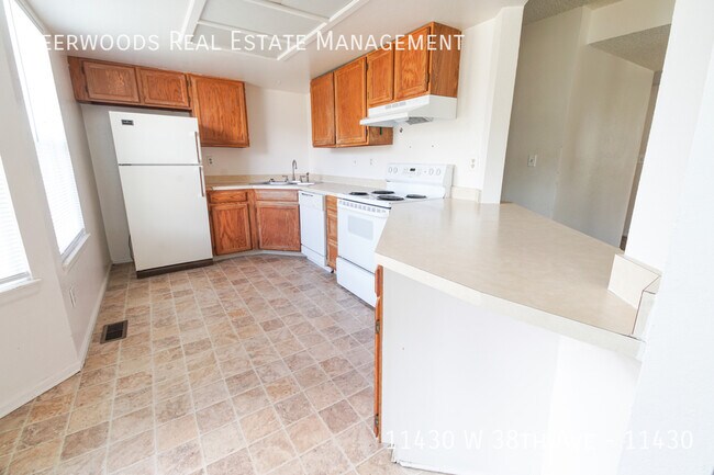 Building Photo - Spacious 3 Bedroom, 1.5 Bathroom - In Unit...