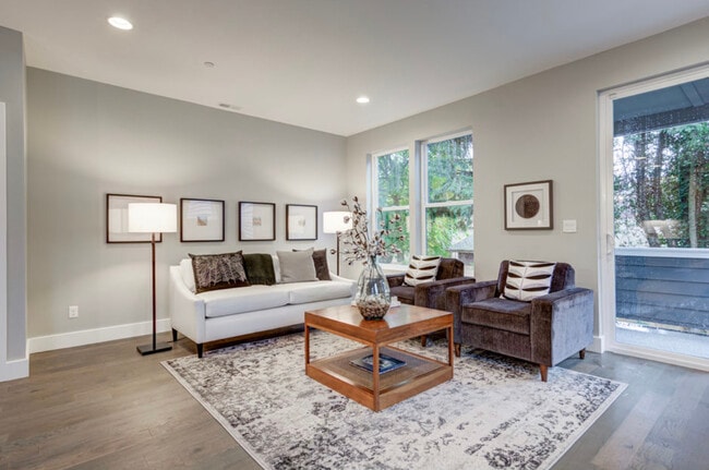 Building Photo - 6049 NE Flanders St