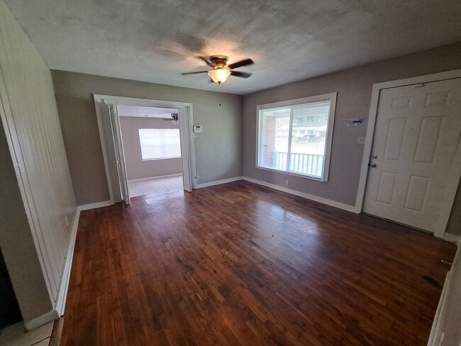 Building Photo - Nice 3BR/1BA home with fully fenced yard