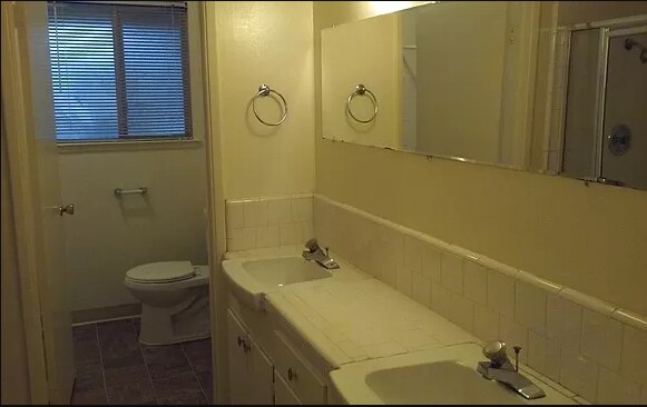 Building Photo - 3 Bedroom 1 Bath Duplex in Sacramento