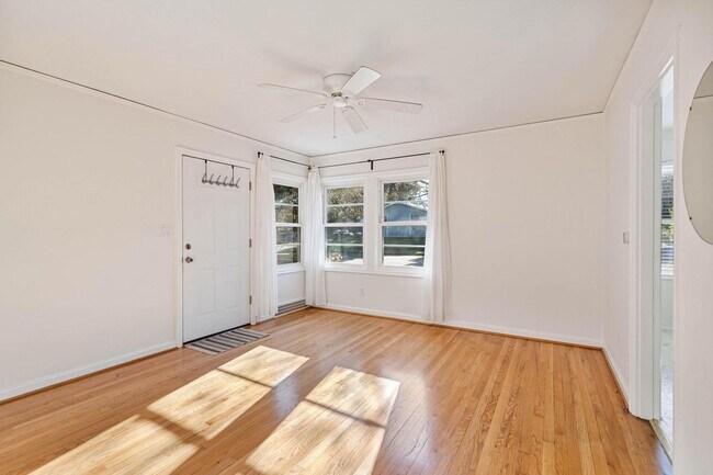 Foto del edificio - Adorable 2-bdrm/1-bath mid-century modern. Private backyard, sauna, washer/dryer, & more!