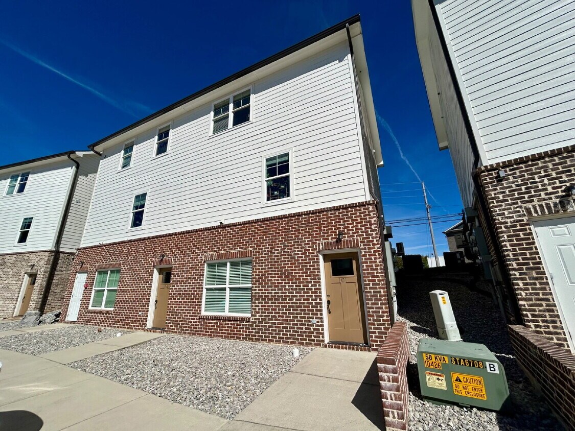 Foto principal - 3BD 2.5BA TOWNHOME CLOSE TO TTU FOR RENT