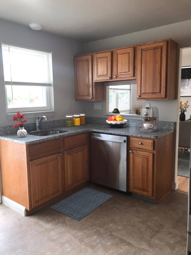 47 Salmon Brook Dr Unit 70047, Glastonbury, CT 06033 Room for Rent