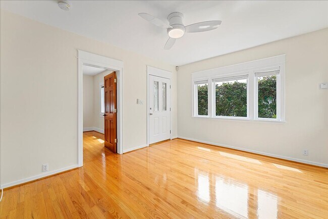Building Photo - Cottage Style Apartment - Two blocks from ...