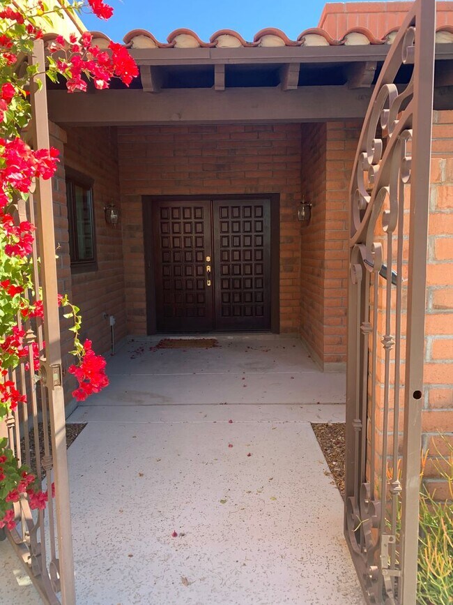 Foto del edificio - Gorgeous Foothills Single Family Home 2 Be...