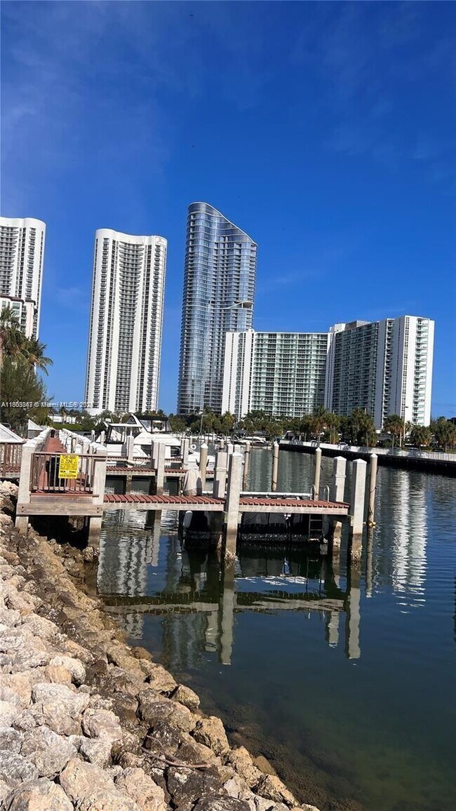 Foto del edificio - 400 Kings Point Dr