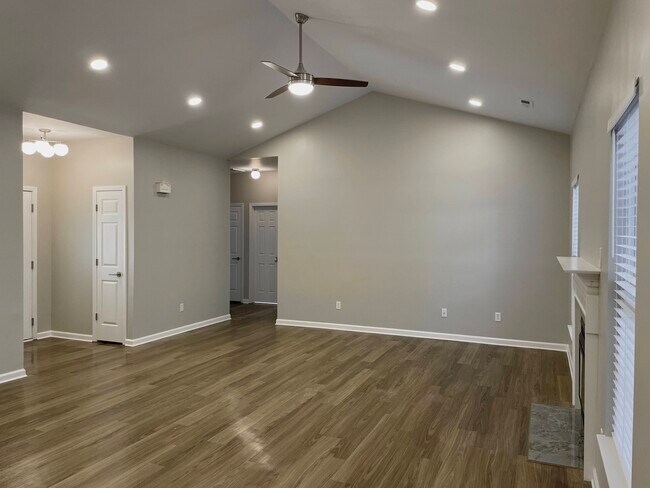 Foto del edificio - 6200 Trevor Simpson Dr