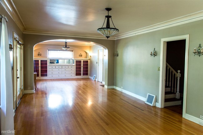 Foto del edificio - 6 br, 3 bath House - 850 W 11th Ave