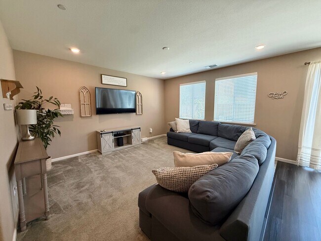 Foto del edificio - Spacious 5-Bedroom Home | Private Yard + Attached Garage