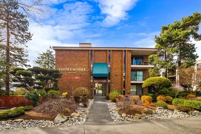 Building Photo - 6225 Lake Washington Blvd NE