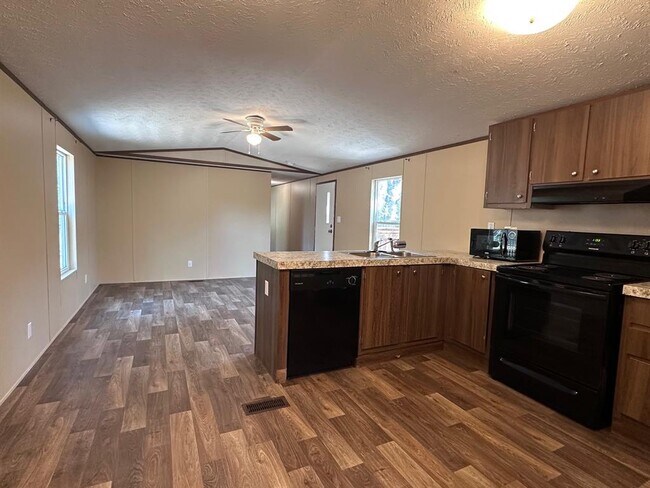 Foto del edificio - 302 Lone Star Rd