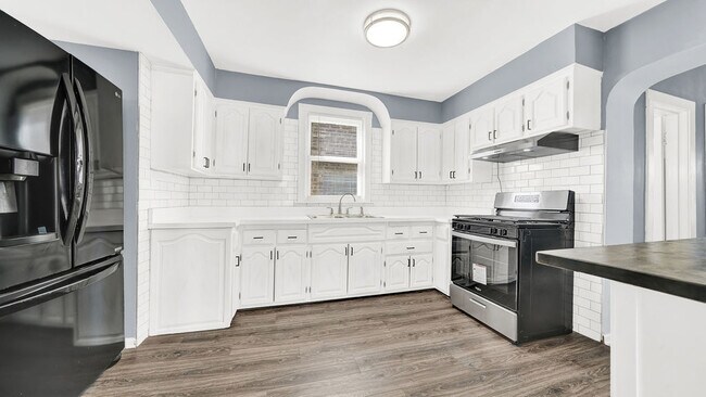 Building Photo - 6001 S Kilbourn Ave