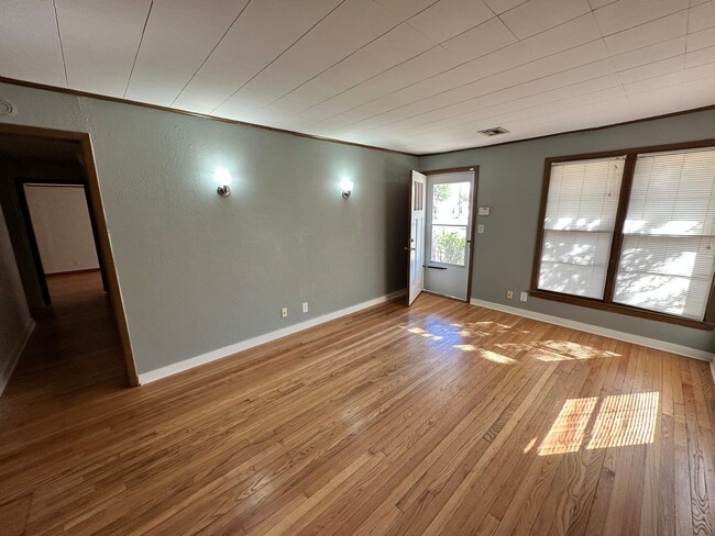 Building Photo - Move -in Special: Cute 3 bed 1.5 bath in W...