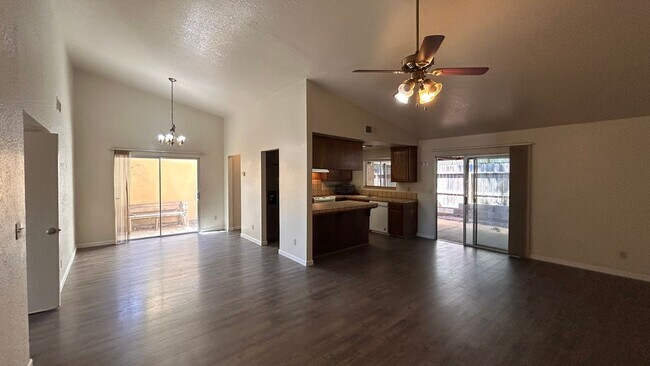 Building Photo - 545 Navarre Pl