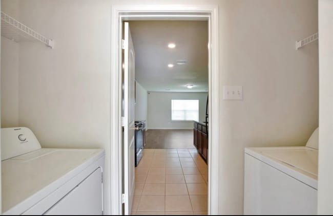 Building Photo - 15418 Hillside Ml Dr