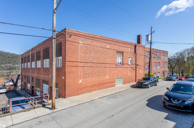 Building Photo - 210 5th Ave