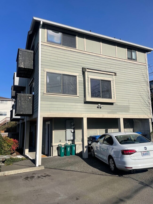Foto del edificio - Welcome Home 2b/1ba Sun Drenched Townhome - West Seattle Fauntleroy Neighborhood
