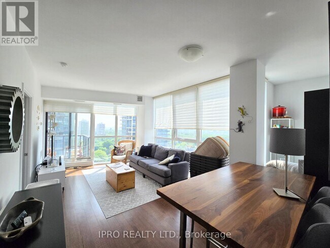Photo du bâtiment - 530-1530 St Clair Ave W