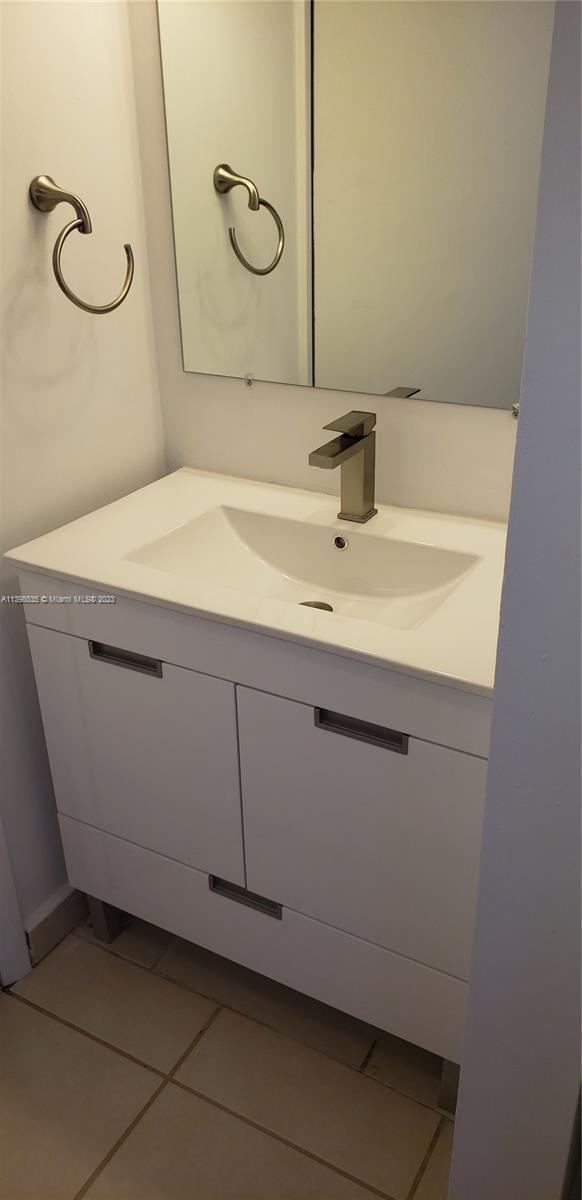 Building Photo - 1673 Bay Rd