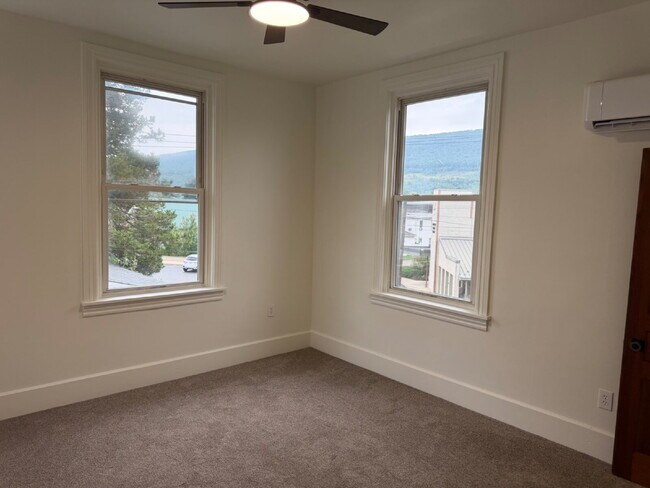 Foto del edificio - "Charming 3-Bedroom Retreat with 1.5 Baths on Main St in Lykens, PA!"